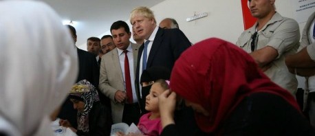وزير الخارجية البريطاني يلتقي لاجئين سوريين في مخيم غازي عنتاب بتركيا