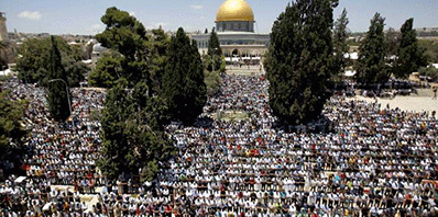 آلاف الفلسطينيين يؤدون  الجمعة الاولى من رمضان في الأقصي