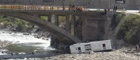 كوريا الشمالية : مقتل 32 سائحا اثر سقوط حافلة عن جسر 