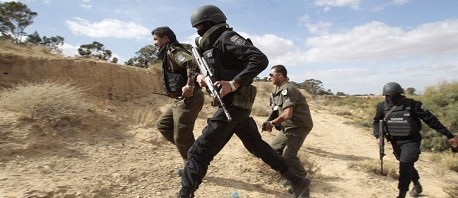 عملية السلوم: حجز أسلحة كلاشينكوف وذخائر حربية وأحزمة ناسفة ومتفجّرات