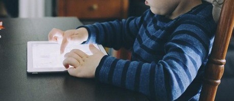 اعتداء طفلة على جسدها بسبب إحدى الألعاب الالكترونيّة: وزارة الطفولة تُحذر