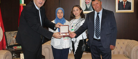 سفير فلسطين يقلّد والدي الشهيد فارس خالد وسام فارس فلسطين