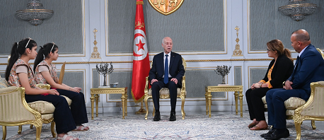 سعيد يُهنئ التوأم بيسان وبيلسان كوكة على الفوز بالمركز الأول في تحدي القراءة العربي